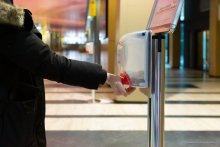 Distributeur de gel hydroalcoolique au centre Assas
